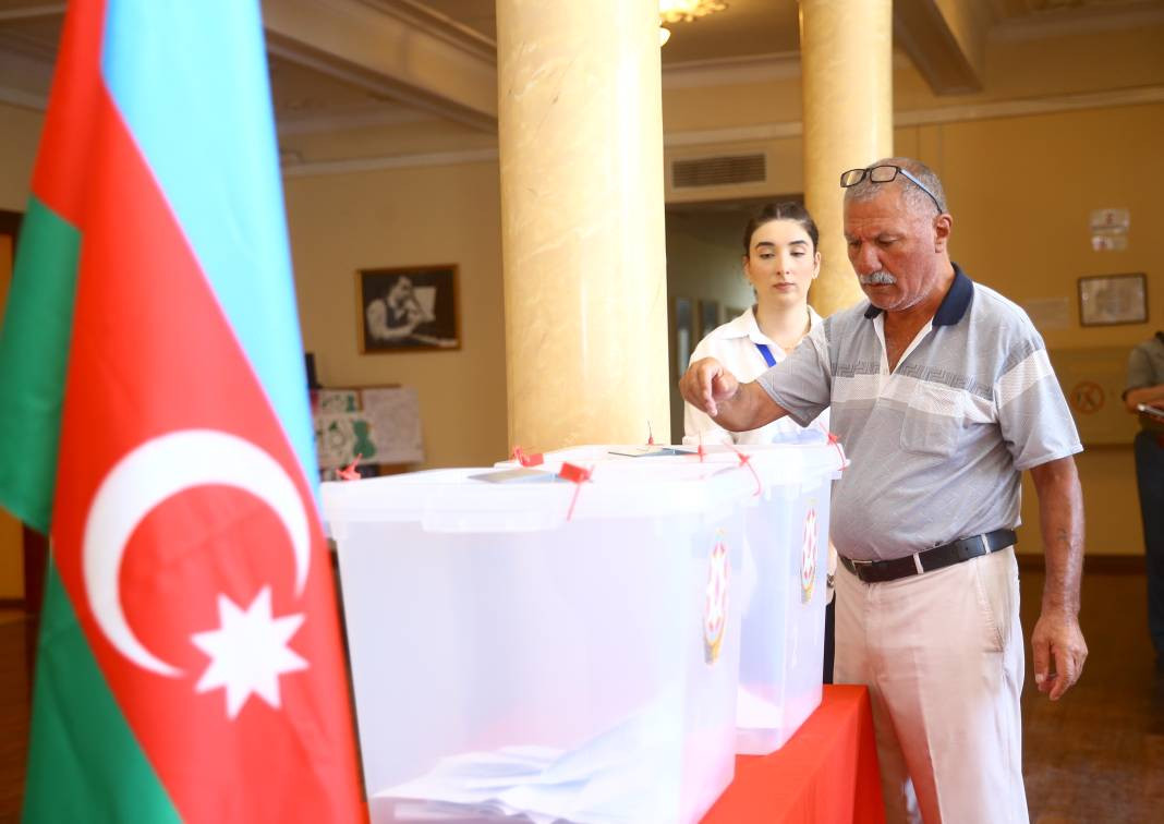 Azerbaycan'da seçim günü: Oy verme işlemi başladı - Resim: 6